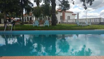 Hồ bơi ngoài trời phục vụ theo mùa