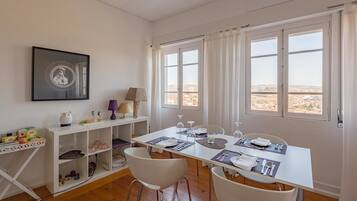 Bữa sáng buffet hàng ngày (9 EUR/mỗi người)