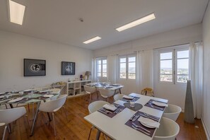 Petit déjeuner buffet servi tous les jours en supplément