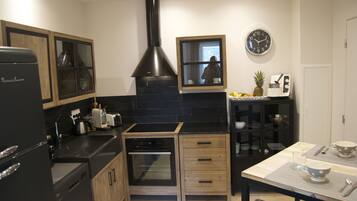 Réfrigérateur, micro-ondes, four, plaque de cuisson