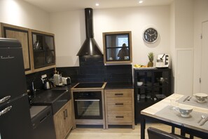 Réfrigérateur, micro-ondes, four, plaque de cuisson