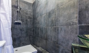 SĂšche-cheveux, serviettes fournies, savon, shampoing