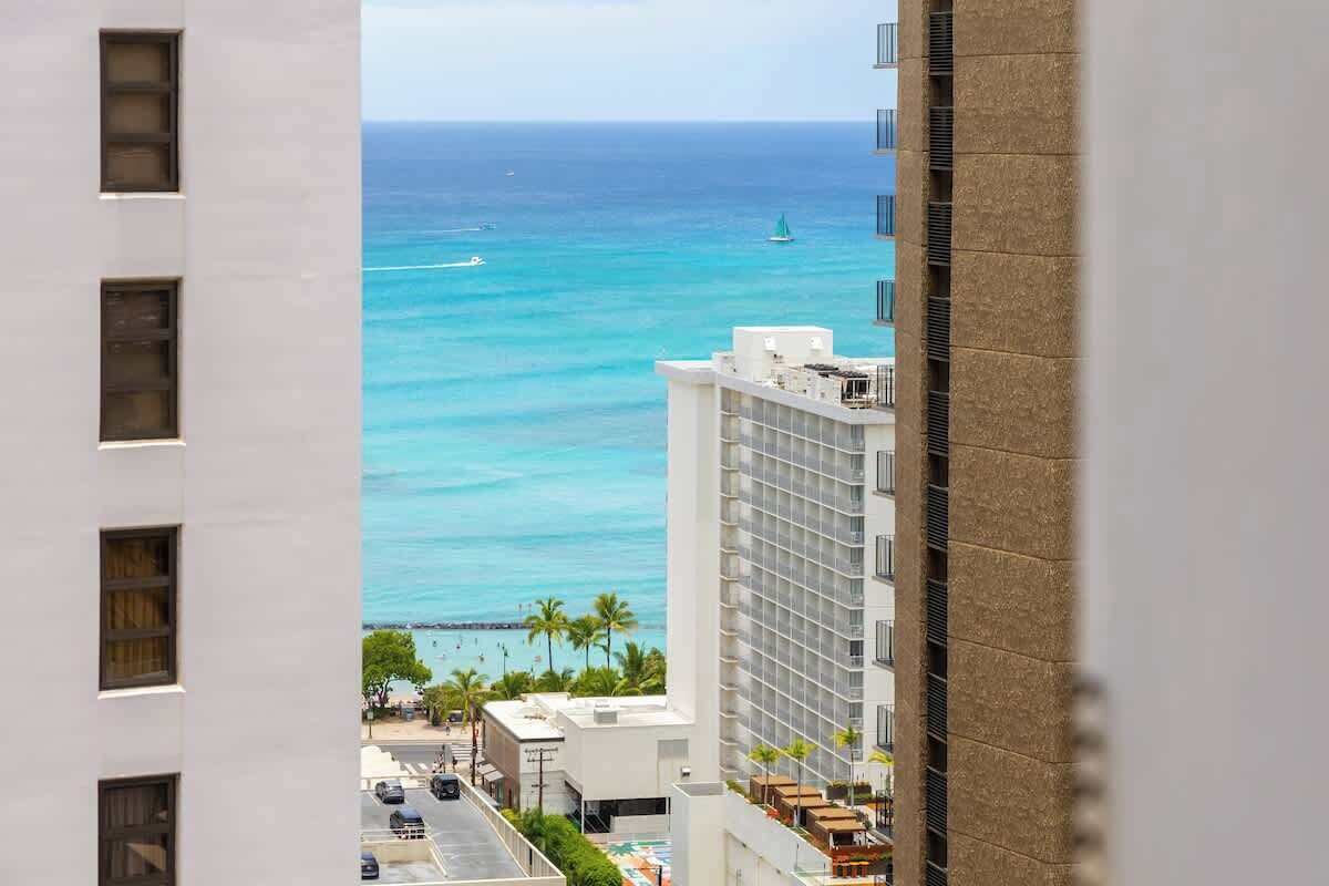 Un hotel moderno con vista al océano y a la playa.