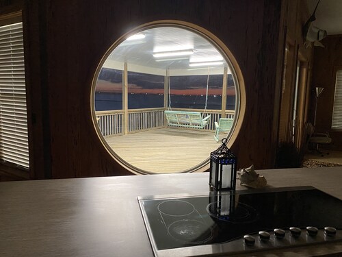 Spectacular Water Front Home, Lighted/Night Fishing, 500 Lb Ice Machine