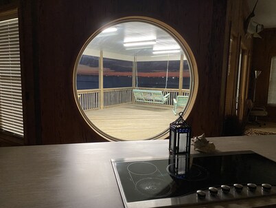 Spectacular Water Front Home, Lighted/Night Fishing, 500 Lb Ice Machine