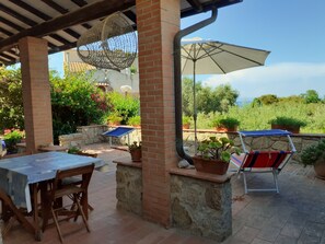 Outdoor dining - CASA MARGOT (RELAX WITH VISTA), independent, 300mt from the sea and the beach (Isola del Giglio)
