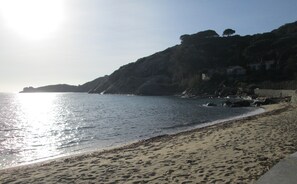 Beach nearby, sun loungers - CASA MARGOT (RELAX WITH VISTA), independent, 300mt from the sea and the beach (Isola del Giglio)