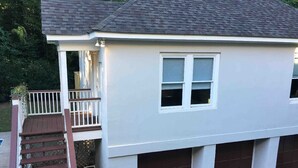 Une maison à deux étages avec un porche et un garage.