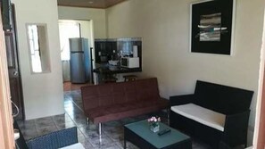 Casa, varias camas | Sala de estar | Televisión LCD de 32 pulgadas con canales vía satélite y televisión 