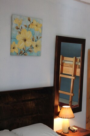 Departamento familiar, varias camas, vista a la alberca | Decoración personalizada, muebles diferentes y cortinas blackout 