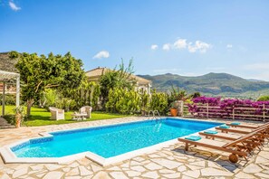 สระว่ายน้ำก ลางแจ้ง, ร่มริมสระว่ายน้ำ, เก้าอี้อาบแดดริมสระ