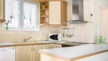 Vila (3 Bedrooms) | Dapur pribadi | Lemari es besar, microwave, oven, dan kompor