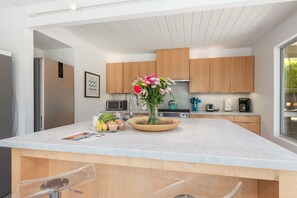 Fridge, microwave, oven, stovetop - PS Envy: Authentic, Spacious and Stylish Mid-Century Home! (Palm Springs)