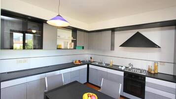 Frigorifero, microonde, forno, piano cottura