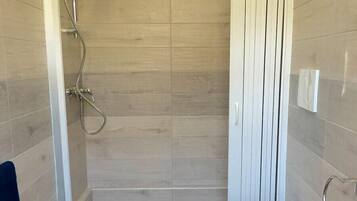 Doccia, bidet, asciugamani