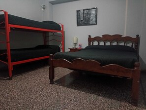Blackout drapes, free WiFi, bed sheets - Hostal La Pachamama (Salta)