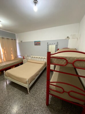 ルーム ベッド (複数台) 共用バスルーム (Quintuple) | 遮光カーテン、WiFi (無料)、ベッドシーツ