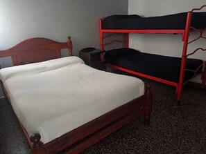 Chambre triple, Plusieurs lits, salle de bains commune | Rideaux d’obscurcissement, accès au Wi-Fi (inclus), literie fournie