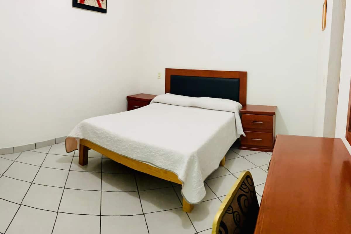 Chambre Double pour 1 personne, 1 lit double | Bureau, Wi-Fi gratuit, draps fournis
