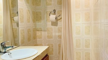 Ducha, artículos de tocador gratuitos, toallas