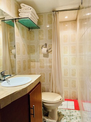 Chambre Double, 2 lits doubles | Salle de bain | Douche, articles de toilette gratuits, serviettes fournies