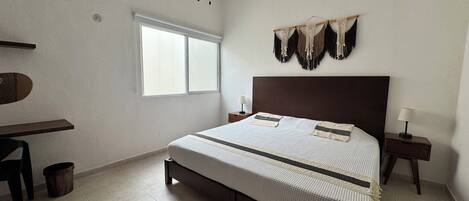 2 soverom, safe på rommet, skrivebord og wi-fi (inkludert)