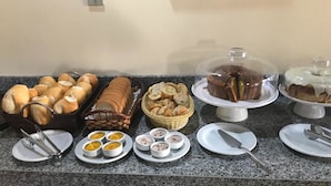 بوفيه فطور مجانًا يوميًا