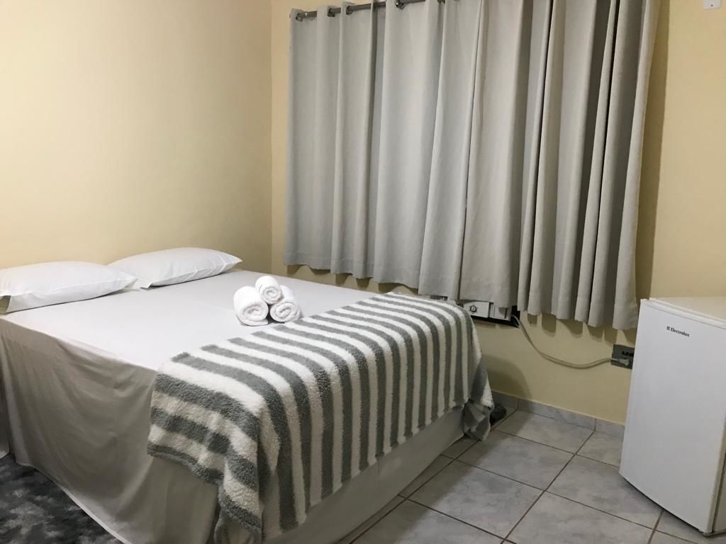 Minibar, tirai kedap cahaya, kedap suara, dan Wi-Fi gratis