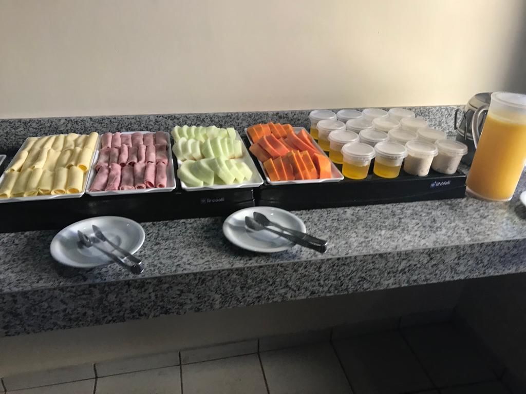 Ein Buffet mit verschiedenen Speisen und Beilagen.