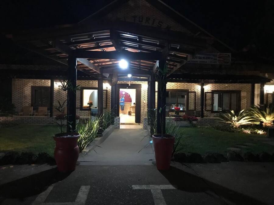 Fachada da propriedade à noite