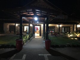 Fachada de la propiedad por la tarde o noche