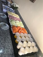Una amplia variedad de alimentos y bebidas en un bufé.