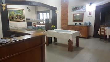 Minibar, cortinas blackout, sistema de insonorización y wifi gratis