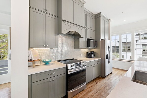 Réfrigérateur, micro-ondes, four, plaque de cuisson