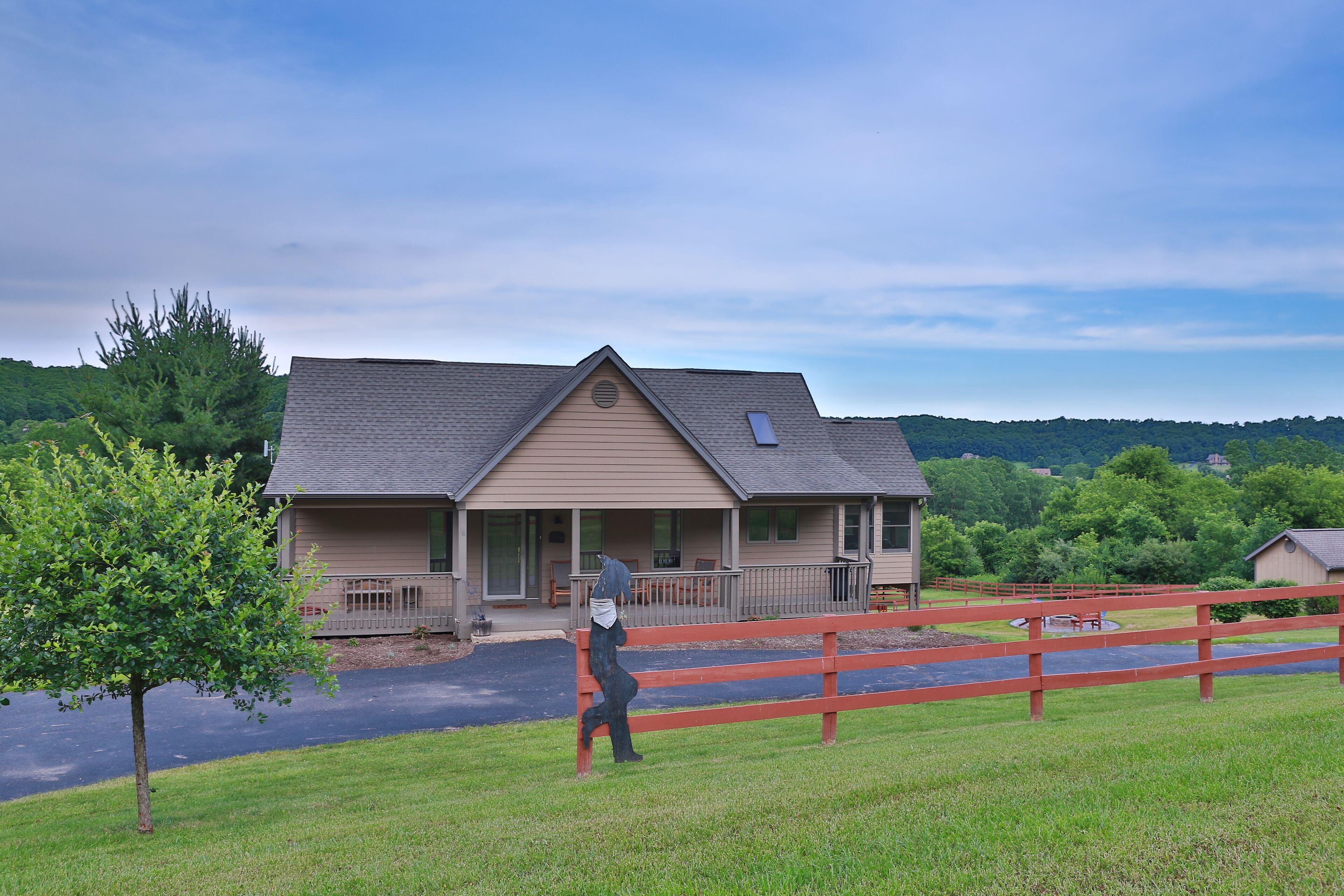 Enjoy the conversation around the fire pit as well as the view and the hot tub