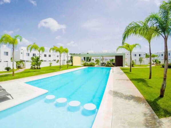 Outdoor pool, free pool cabanas - Casa Alessandro (Playa del Carmen)