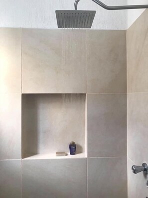 Chuveiro, produtos de toalete grátis, secador de cabelo 