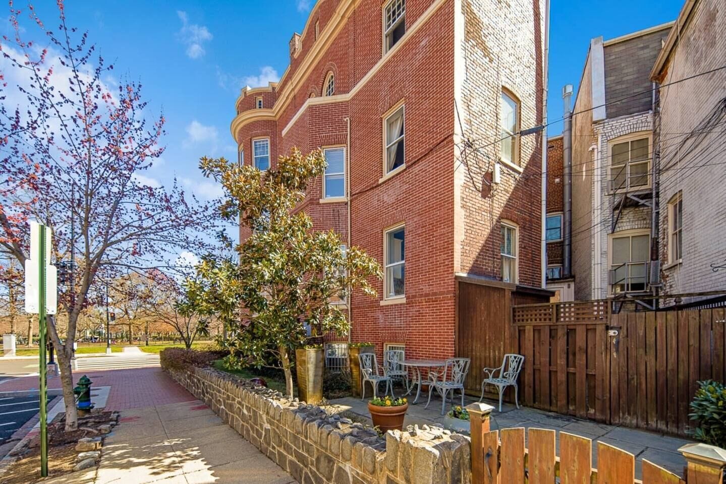 Charming Cap Hill 2BR - 3 blocks to Cap Vet Owned