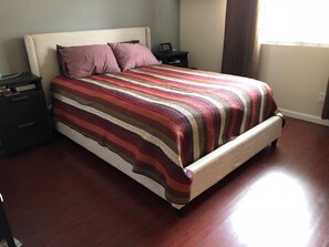 3 habitaciones, tabla de planchar con plancha, wifi y ropa de cama 