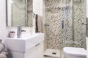 Secadora de cabello, toallas, jabón, papel de baño 