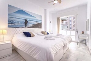 4 bedrooms, iron/ironing board, internet, bed sheets - Rentcostadelsol Malagueta Arenal (Málaga)
