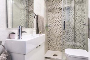 Shower, hair dryer, towels - Rentcostadelsol Malagueta Arenal (Málaga)
