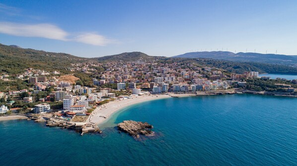 Plage, chaises longues, serviettes de plage