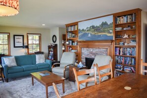 TV - 3 Bedroom 3 Bath home on Bass River (West Dennis)