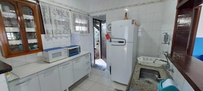 Geladeira, micro-ondas, cooktop, chaleira elétrica