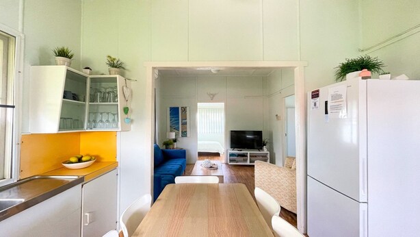 Un espacio habitable compacto con cocina, comedor y sala.