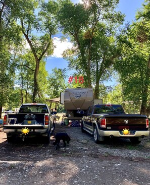 Free self-parking - El Meson Lodge (Chama)