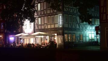 Bagian depan properti - sore/malam