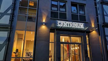 Bagian depan properti - sore/malam