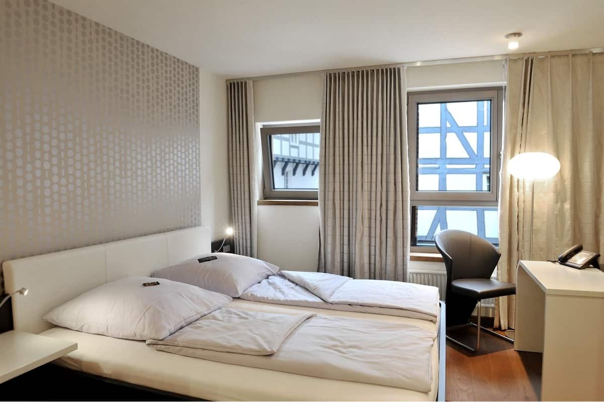 Habitación doble | Ropa de cama hipoalergénica, minibar, escritorio y cortinas opacas